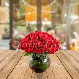 Fresh Red Roses in Glass Vase Delivery to Pakistan